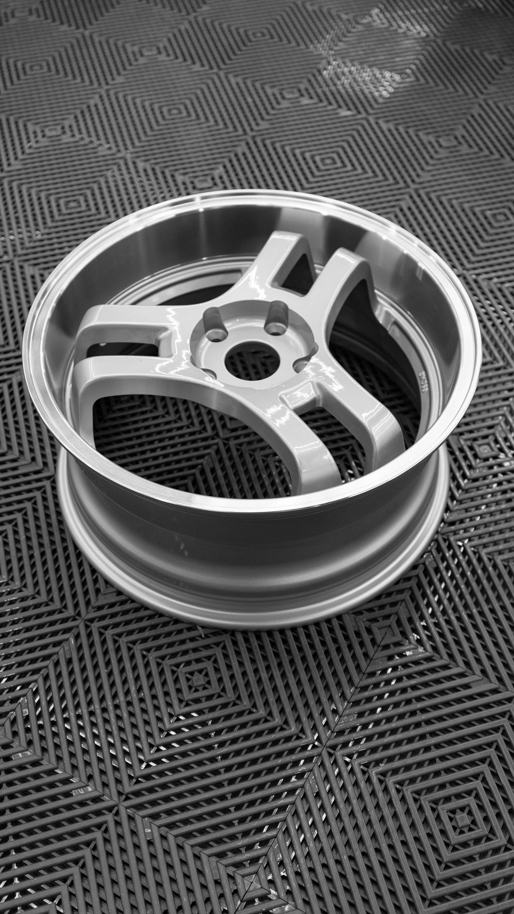 Rota HM3, 18 x 9.5 inch, 5114 PCD, ET35 Silver with Polished Lip