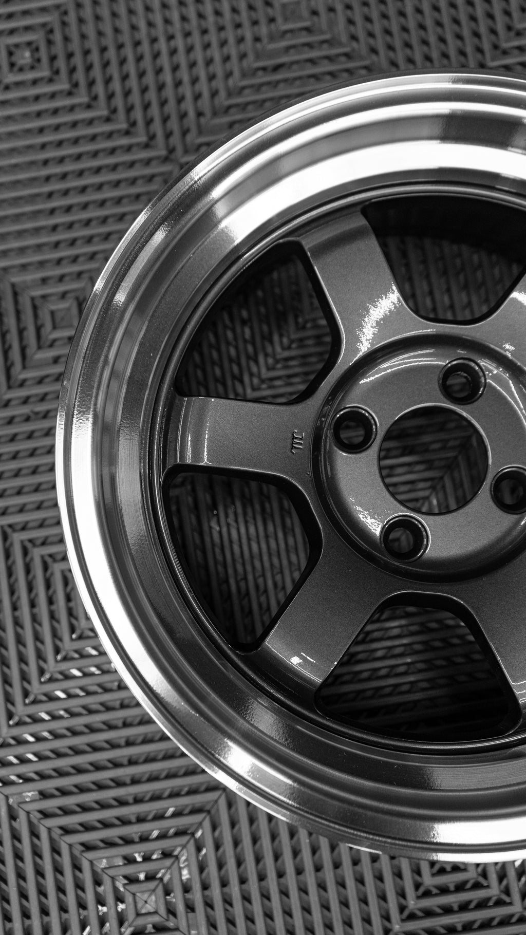 Rota Grid-V, 15 x 9 inch, 4100 PCD, ET0 Gunmetal Polished Lip