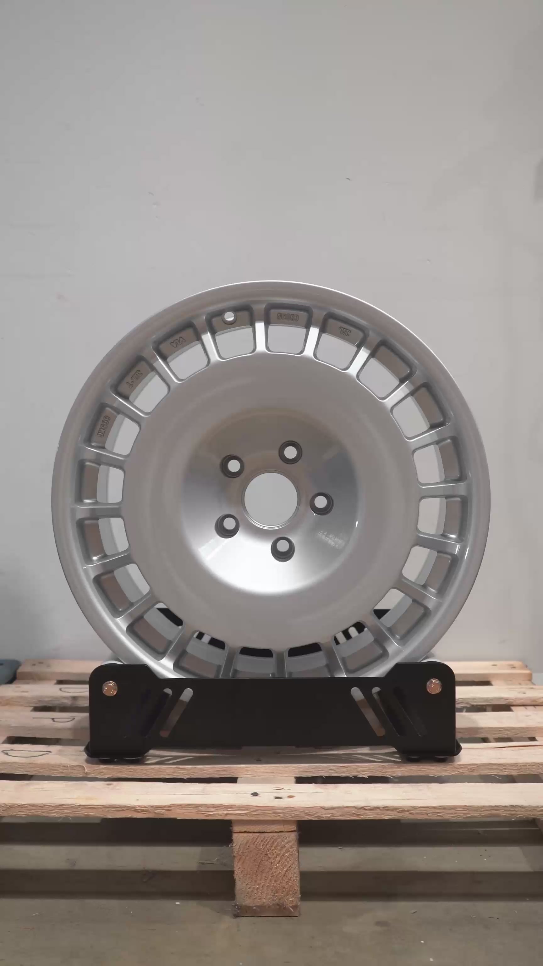 Rota D154, 18 x 8.5 inch, 4108 PCD, ET35 in Silver Single Rim